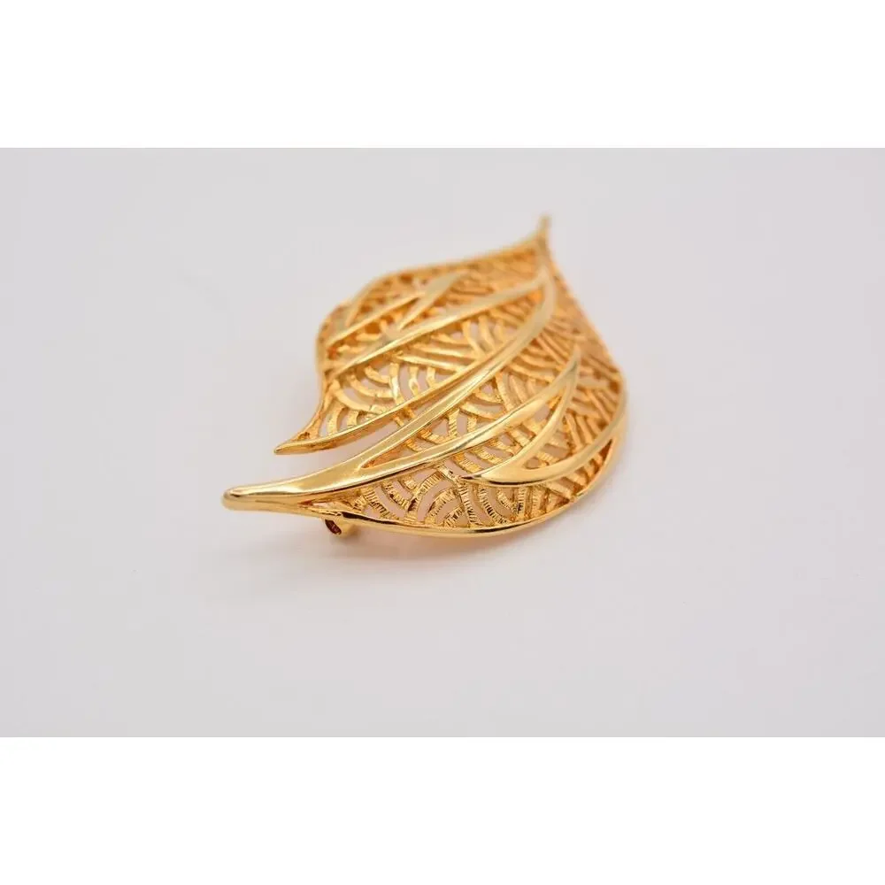 TAT Vintage Leaf Pin Brooch Gold Tone Filigree Shiny Chunky Signed 1980s BinF